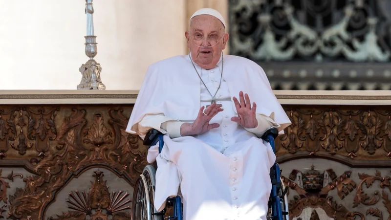 Pope makes first Vatican appearance since leaving hospital