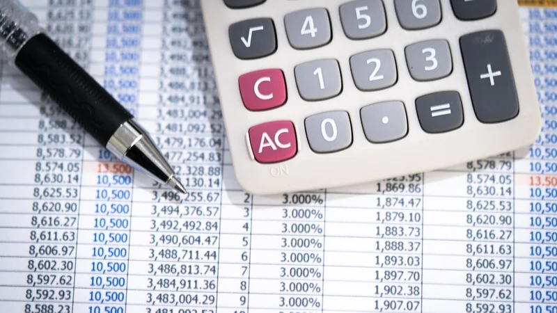 What are Irish people doing with their record savings of €163 billion?