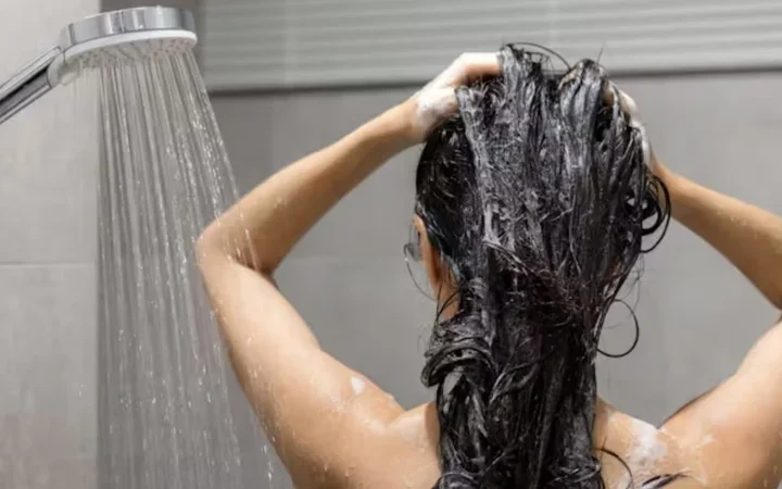 Is it better to shower in the morning or at night?