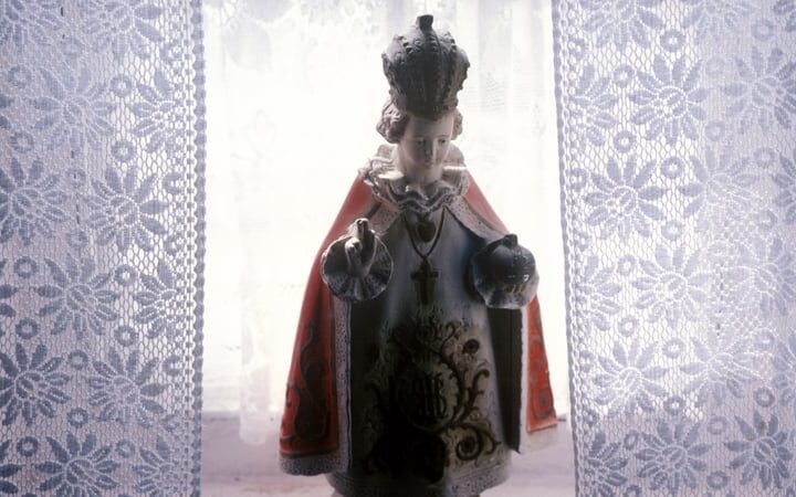 Why is the Child of Prague statue associated with Irish weddings and weather?