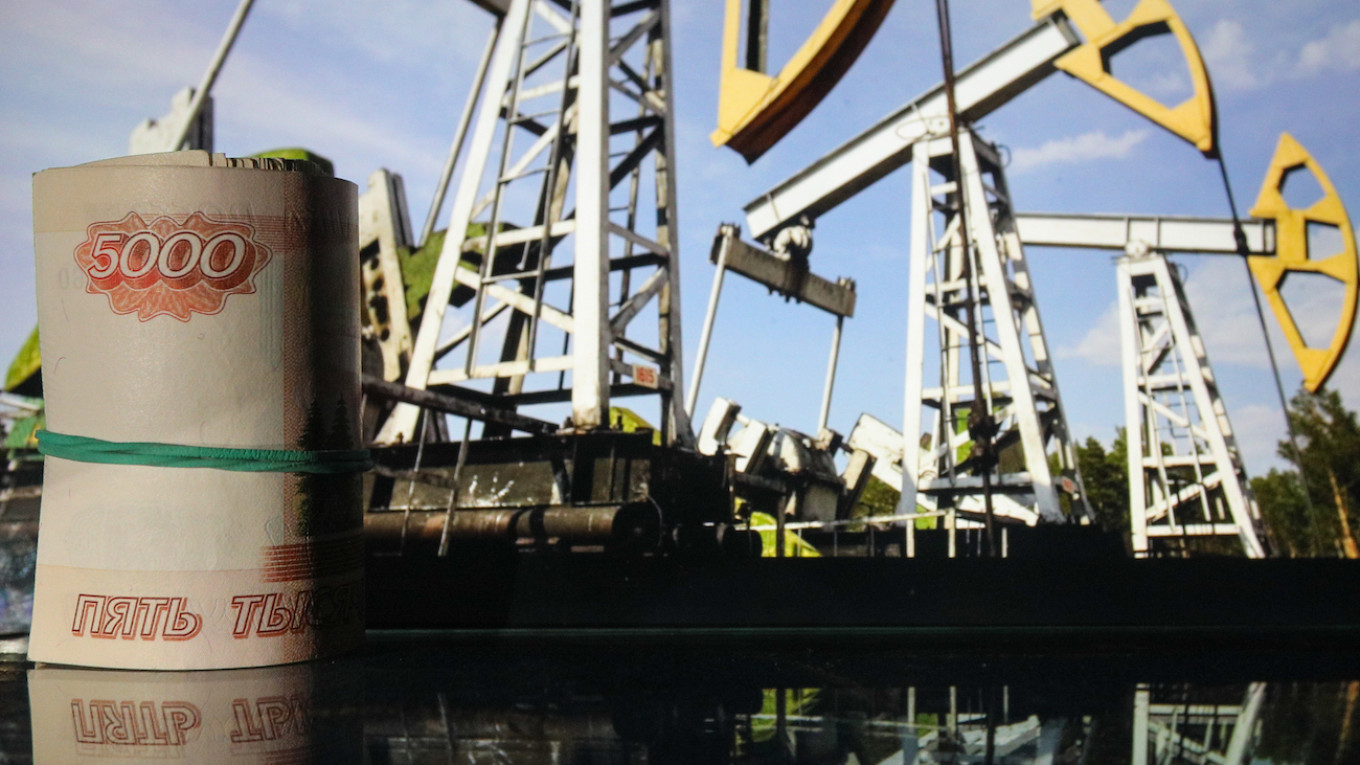 Strong Ruble, Weak Budget: Russia's Oil Boom Fizzles in Ruble Terms