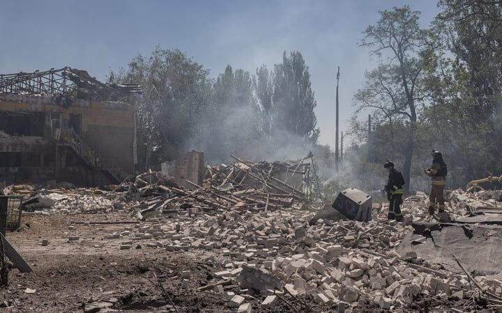Eight dead as Russia strikes Ukraine, Pope may host peace talks