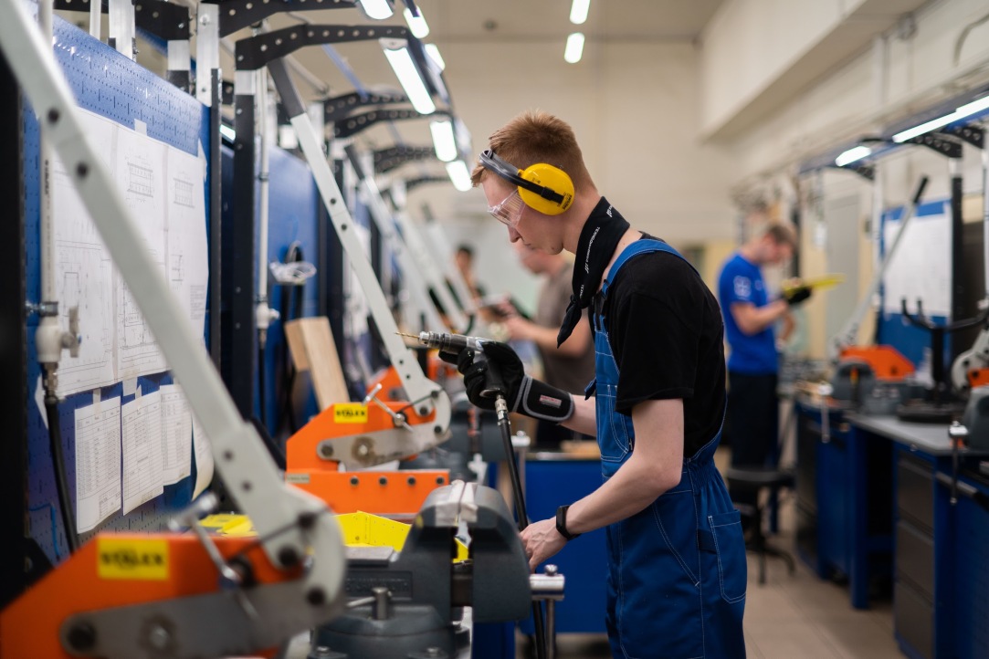 Major Russian factories shift to four-day workweek amid economic slowdown