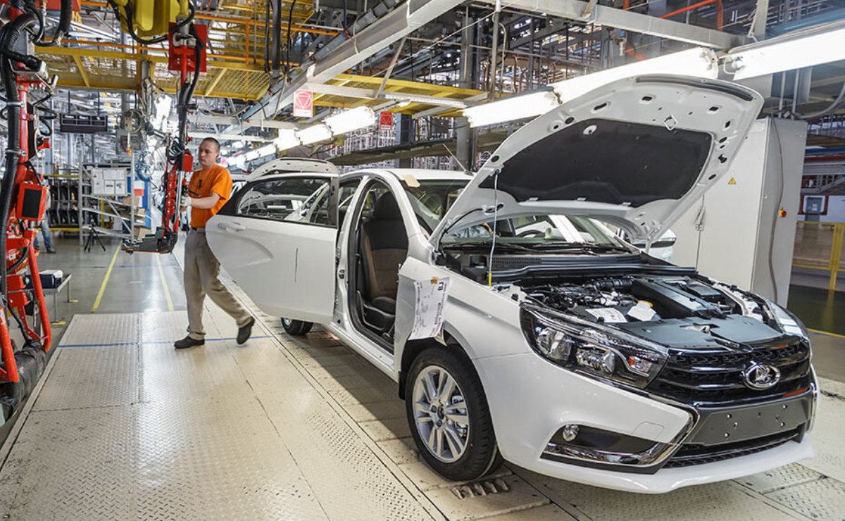 Russian car market shrinks sharply amid soaring interest rates and economic uncertainty