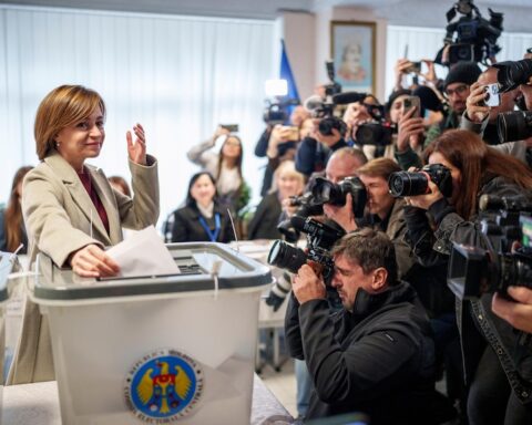 Russia accused of spreading false bomb threats during Moldovan election