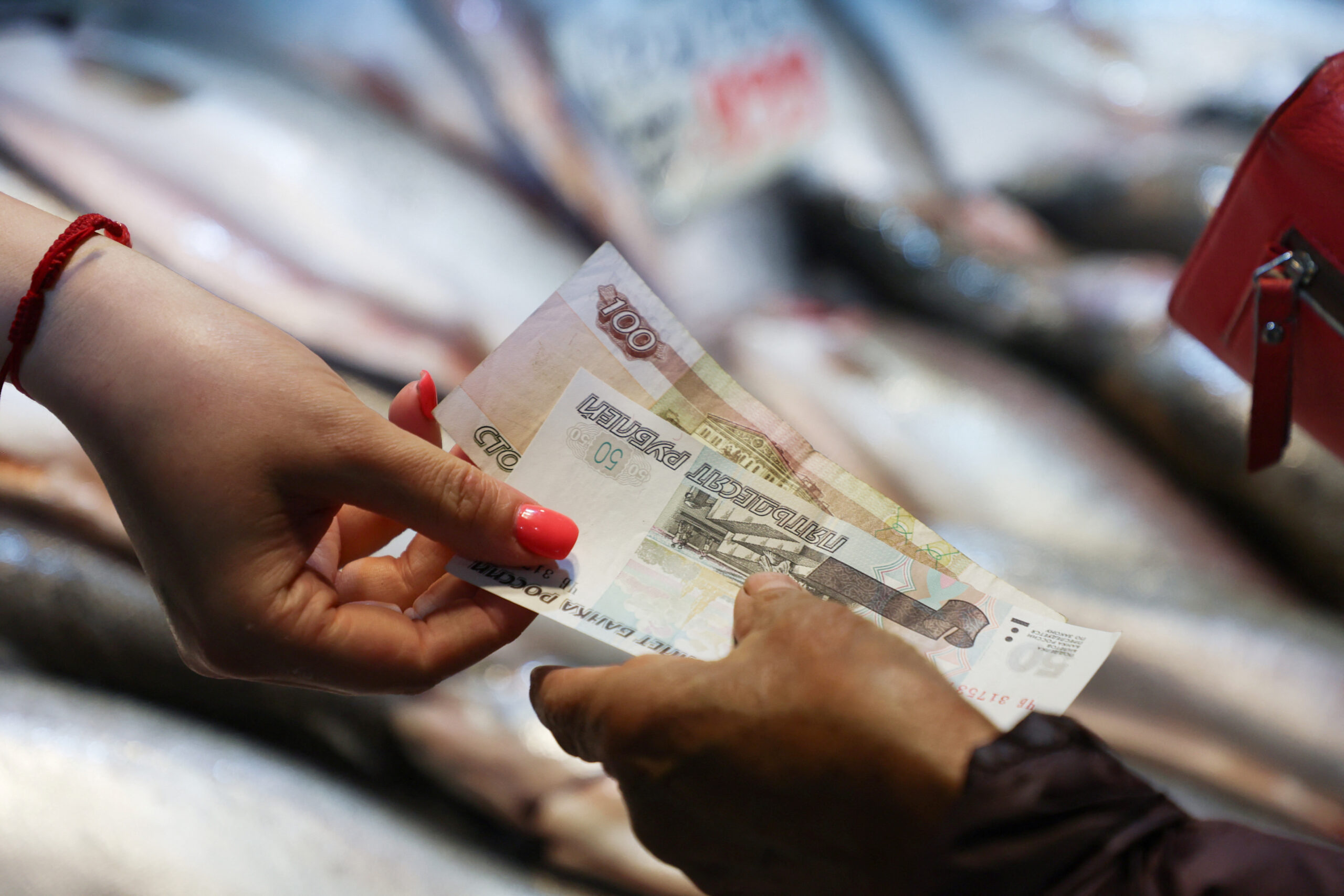 Russian exporters slash foreign currency sales to record low