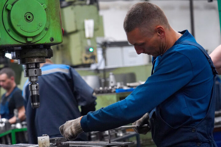 Major Russian industries adopt shorter working weeks amid economic strain