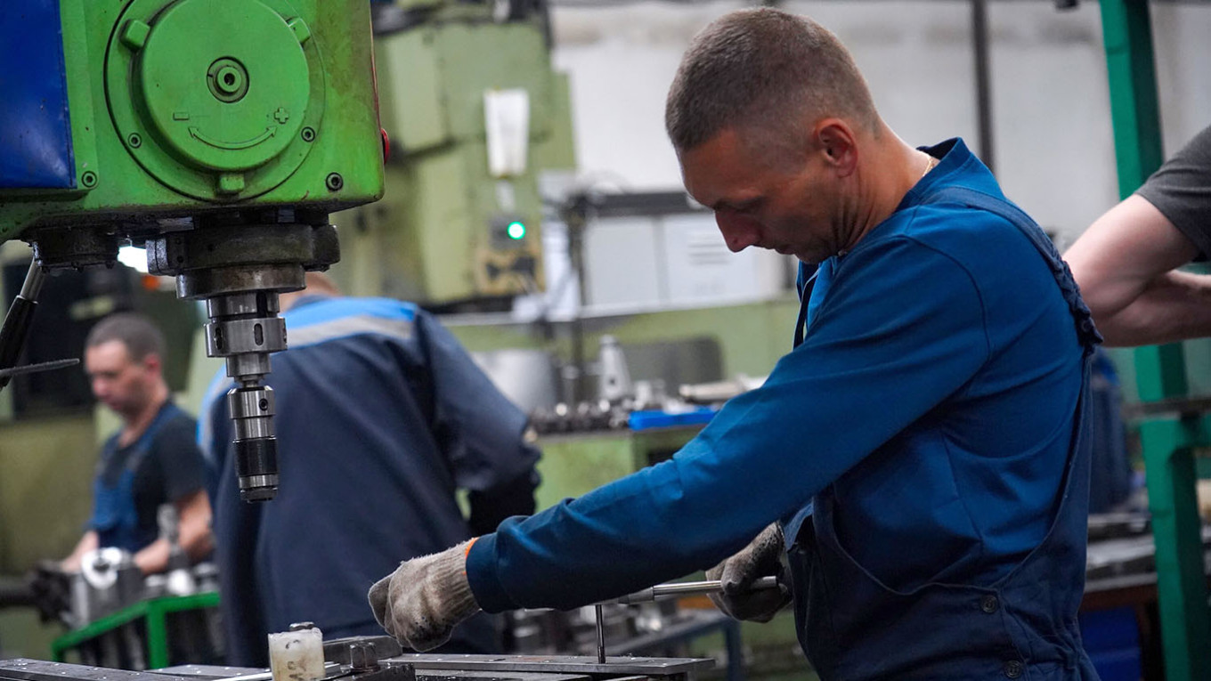 Major Russian industries adopt shorter working weeks amid economic strain