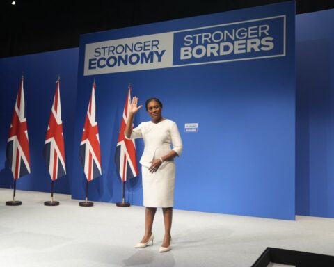 Kemi Badenoch criticizes Keir Starmer, claiming he leads Britain into a doom loop