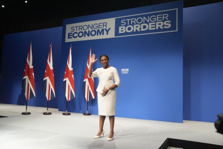 Kemi Badenoch criticizes Keir Starmer, claiming he leads Britain into a doom loop