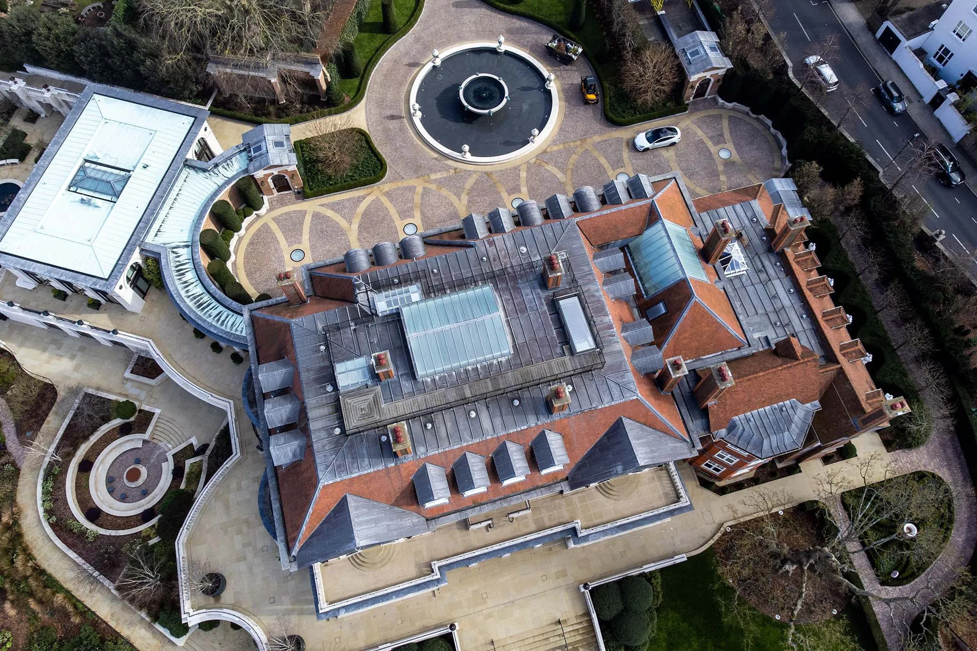 Sanctioned Russian oligarchs still own unseized mansions in the UK