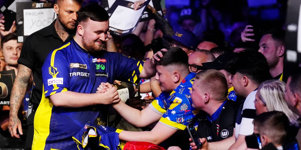 Darts players instructed to speed up walk-ons and limit fan interactions during tournament