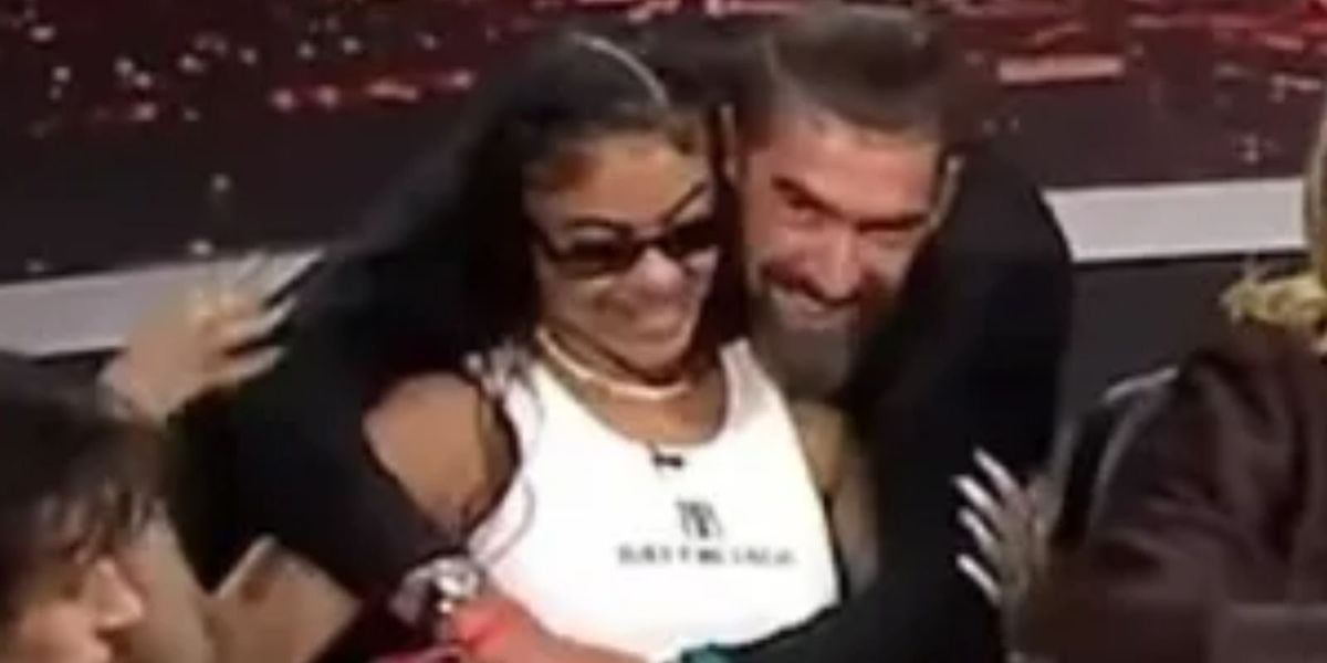 Michael Phelps faces online backlash after friendly exchange with model at poker event