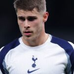 Tottenham fans jokingly boo Micky van de Ven after sideways pass against Manchester United