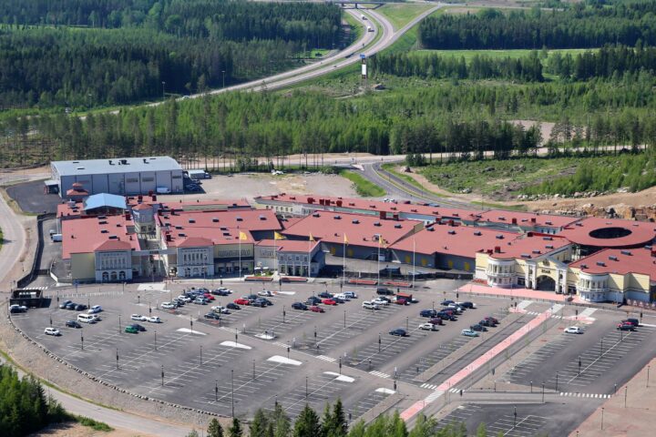 Finland faces scrutiny over proposed purchase of border mall by Kremlin-linked businessman