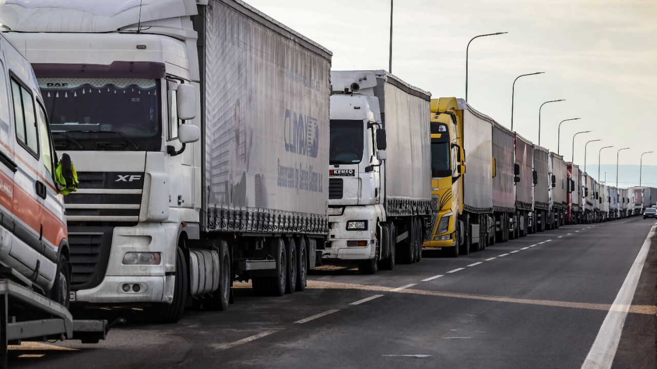 Lithuania urges EU action over stranded trucks and hybrid pressure from Belarus