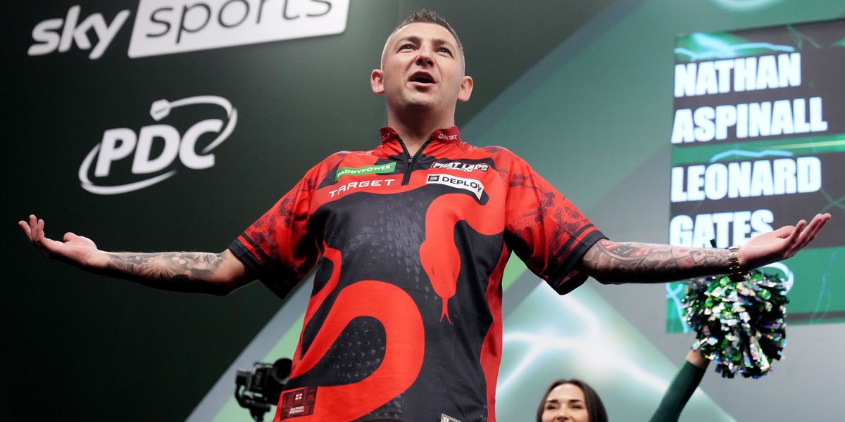 Aspinall overcomes cheeky scare from Gates to secure World Darts Championship victory
