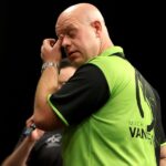 Michael van Gerwen continues World Championship campaign despite father's battle with cancer
