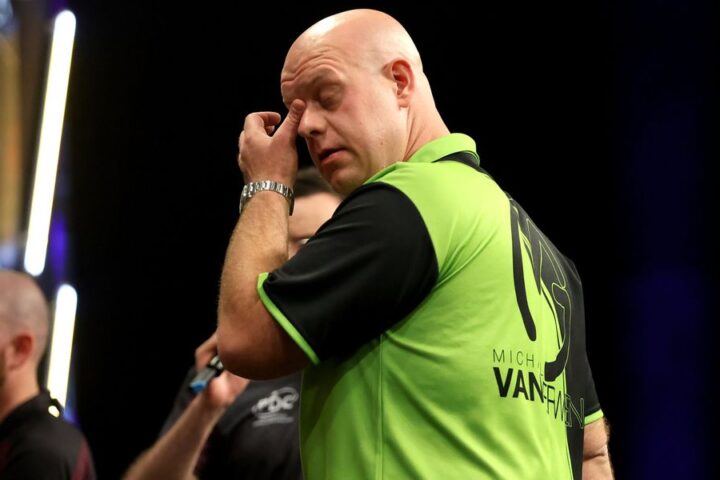 Michael van Gerwen continues World Championship campaign despite father's battle with cancer