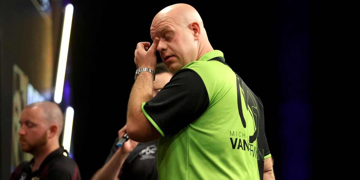Michael van Gerwen continues World Championship campaign despite father's battle with cancer
