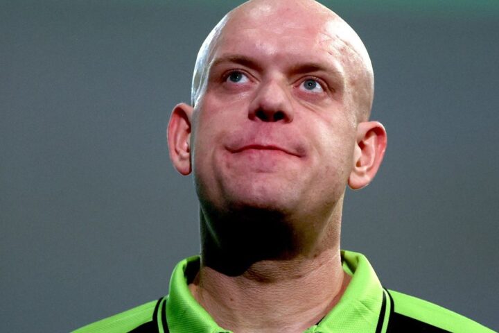 Michael van Gerwen's hopes dashed after 4-1 defeat to Gary Anderson at World Darts Championship