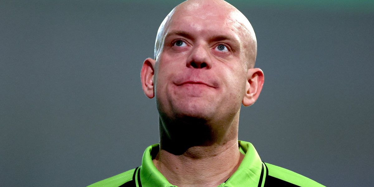 Michael van Gerwen's hopes dashed after 4-1 defeat to Gary Anderson at World Darts Championship