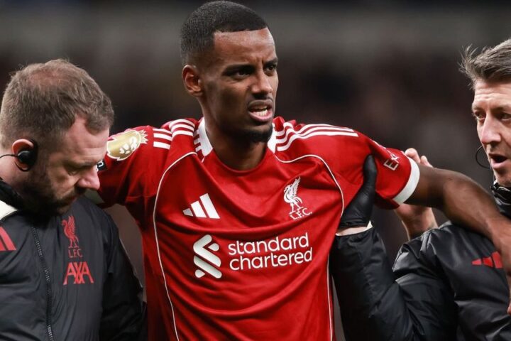 Micky van de Ven messages Alexander Isak after serious injury in Tottenham-Liverpool match