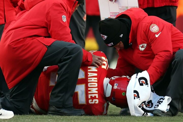 Patrick Mahomes sidelined with torn ACL as Chiefs face end of playoff streak