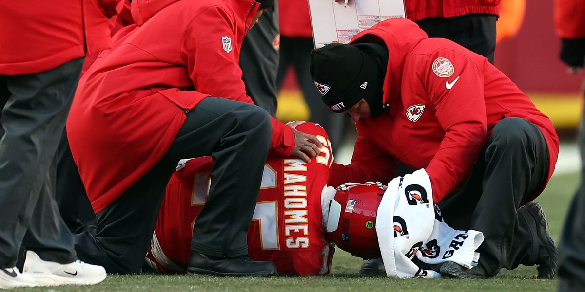 Patrick Mahomes sidelined with torn ACL as Chiefs face end of playoff streak