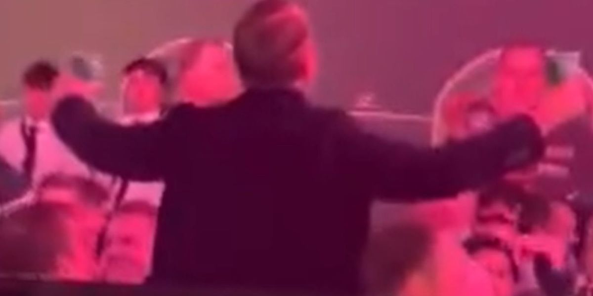 Ray Parlour responds to 'boring' chants at World Darts Championship with a pint