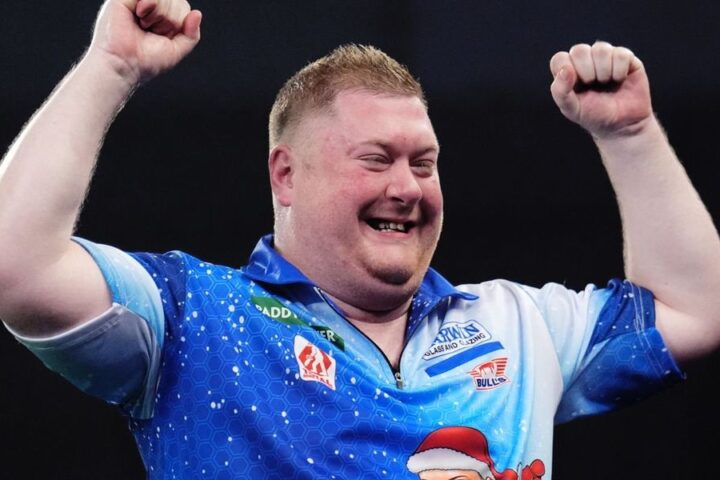 Ricky Evans outlasts James Wade in thrilling upset at World Darts Championship