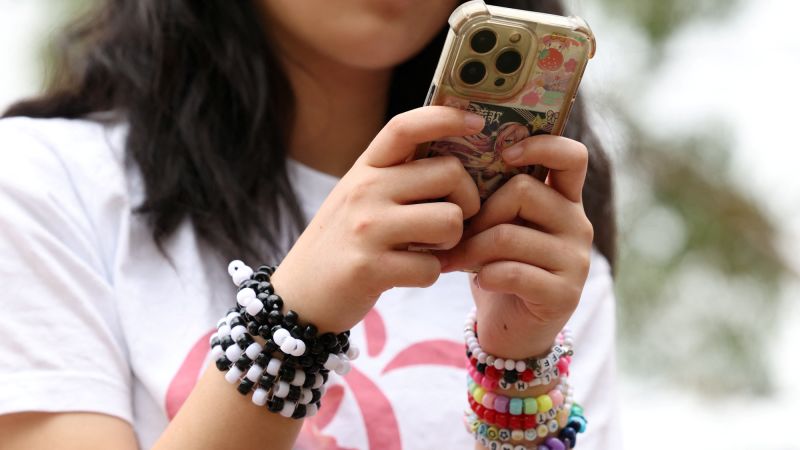 Should parents in other countries consider adopting Australia's social media ban for children?