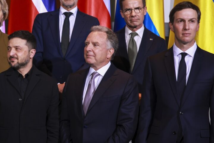 Zelenskyy discusses peace negotiations with U.S. envoys to end war with Russia