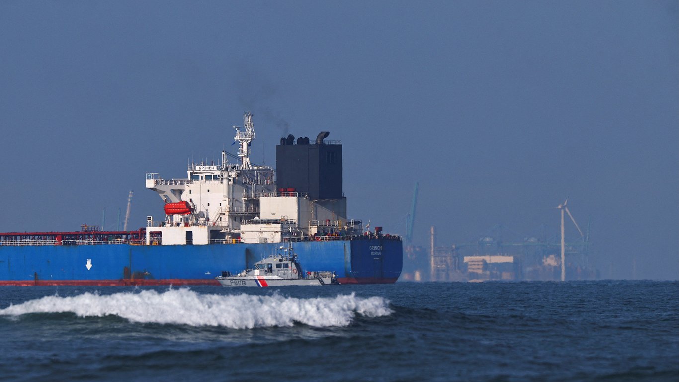 Spain escorts suspected Russian “shadow fleet” tanker instead of detaining it