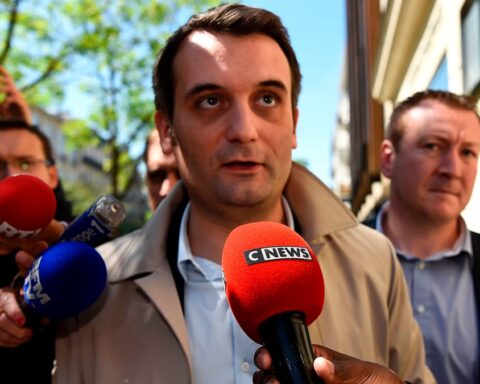 Synchronous voices emerge in Paris street politics