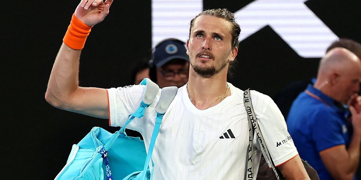 Alexander Zverev criticized for failing to seize opportunity in Australian Open semi-final loss to Carlos Alcaraz