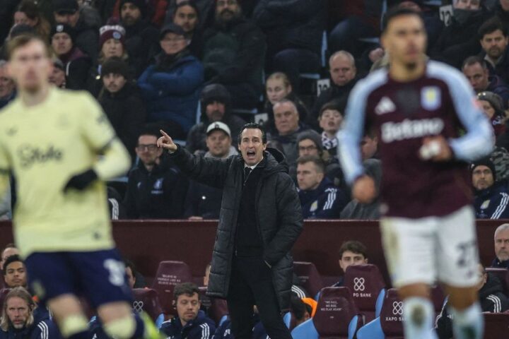 Aston Villa's title hopes dented by Emi Martinez error in Everton defeat