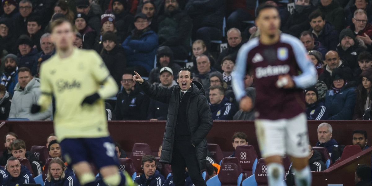 Aston Villa's title hopes dented by Emi Martinez error in Everton defeat