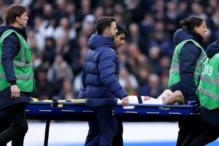 Ben Davies stretchered off with severe leg injury during Tottenham's match against West Ham