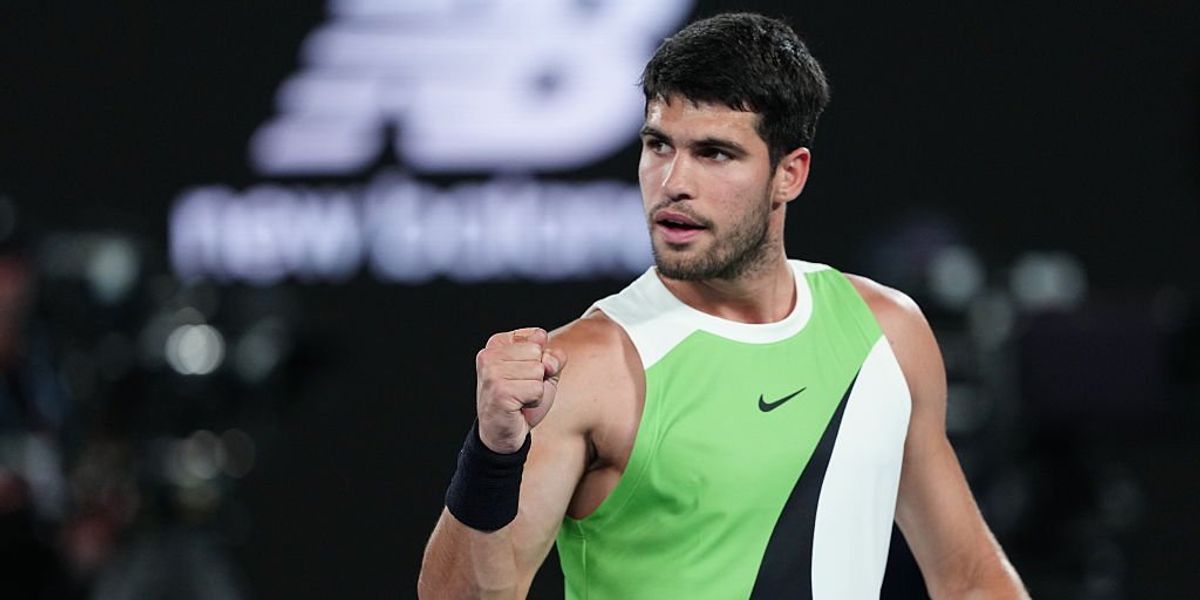 Carlos Alcaraz advances to Australian Open semi-finals after defeating Alex de Minaur in straight sets