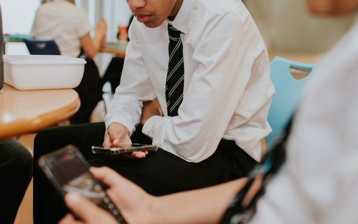 Children’s phone usage in school significantly exceeds parental assumptions, new study reveals