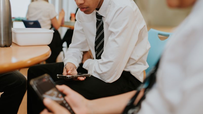 Children’s phone usage in school significantly exceeds parental assumptions, new study reveals