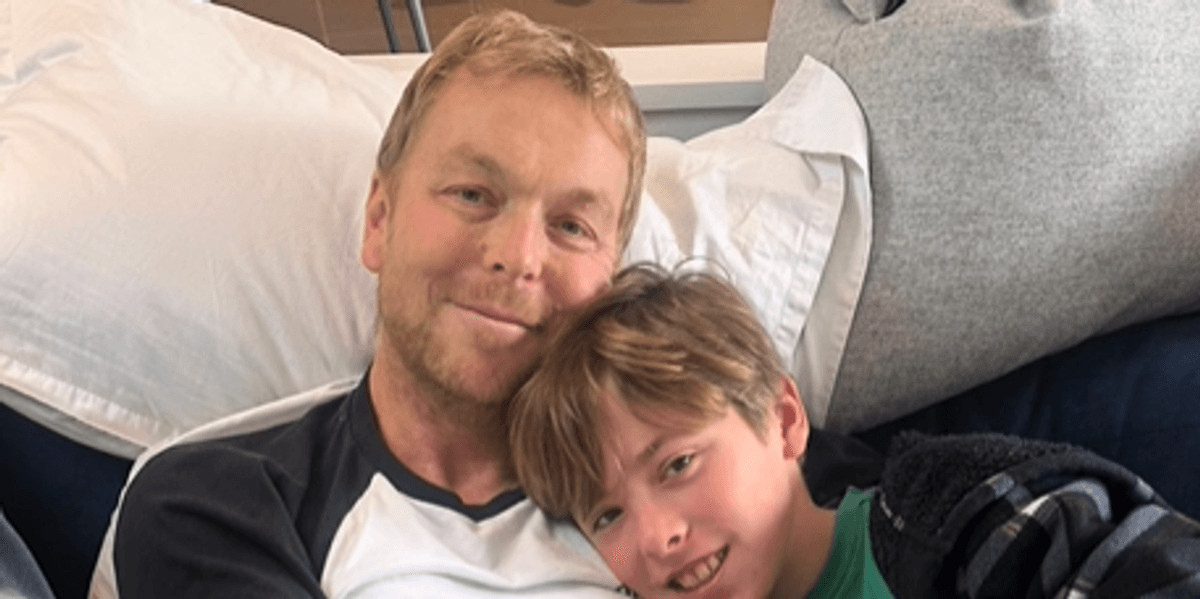 Chris Hoy makes cycling comeback 12 weeks after serious leg injury