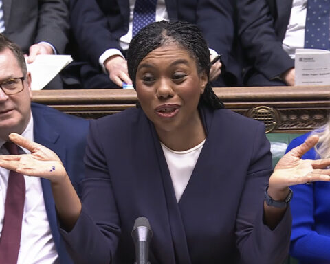 Kemi Badenoch criticizes Keir Starmer for chaotic leadership at PMQs amid Labour's U-turns