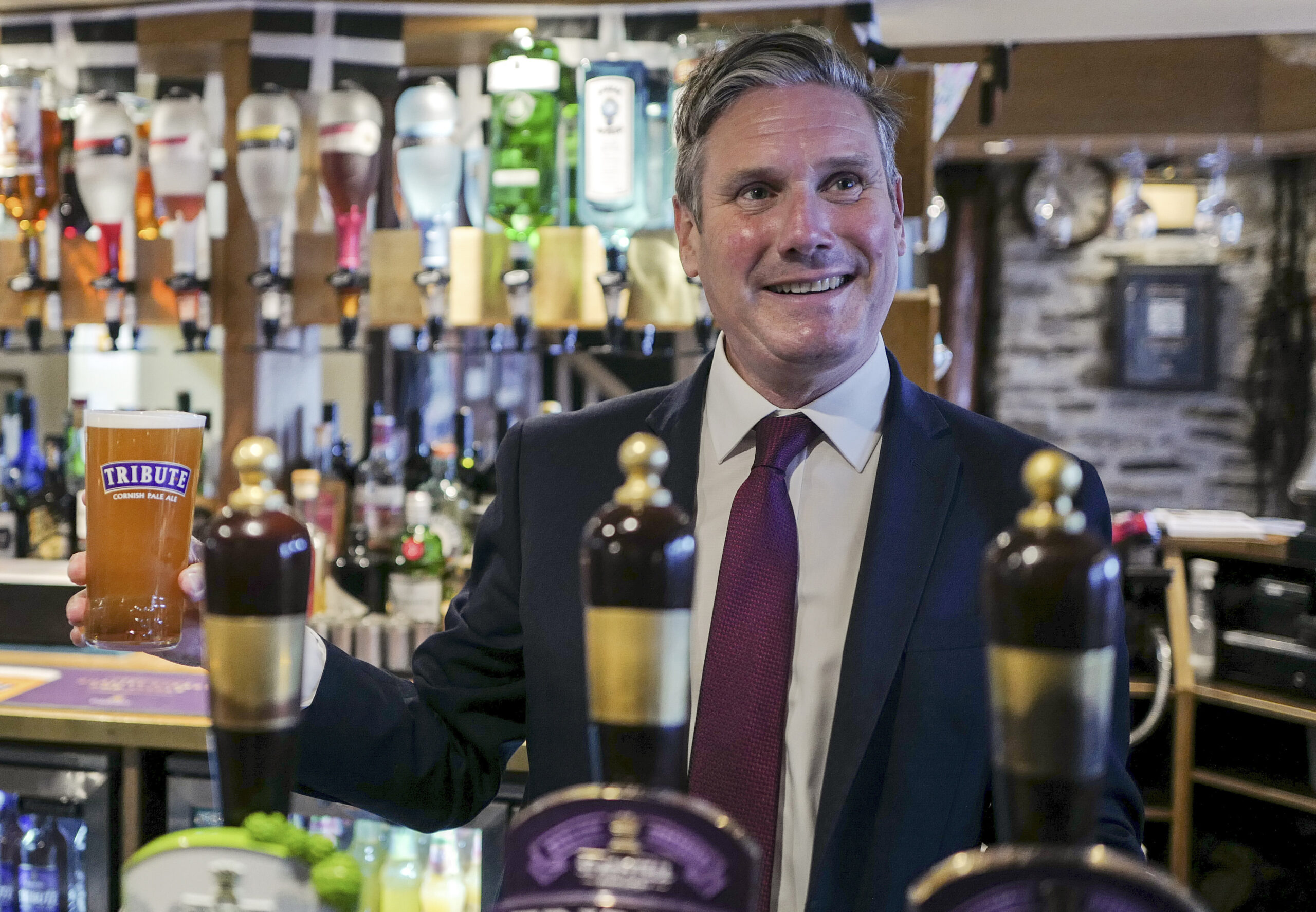 Starmer offers potential support for pubs following steep business rate increases