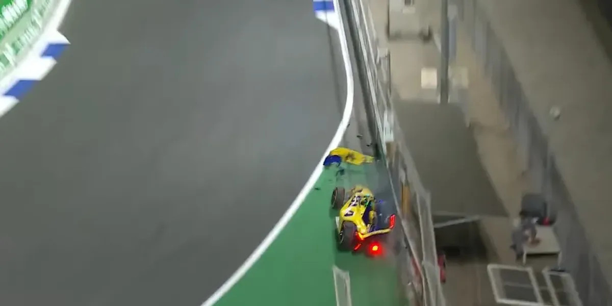 Izzy Hammond uninjured after crash during Formula E Evo Series in Jeddah