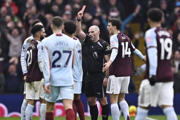 Kevin Schade sent off for kicking Matty Cash during Brentford vs Aston Villa match