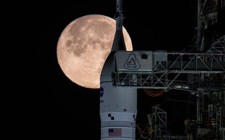 NASA's moon mission faces fuel leak challenges as engineers troubleshoot hydrogen issues