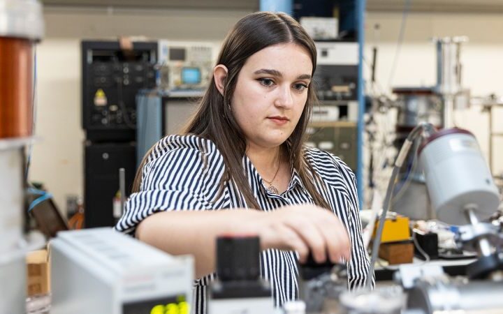 Student creates cosmic dust in lab to advance understanding of life's origins