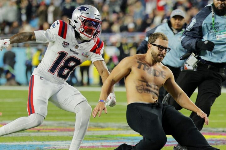 Super Bowl delayed as streaker invades field and is tackled by Patriots player